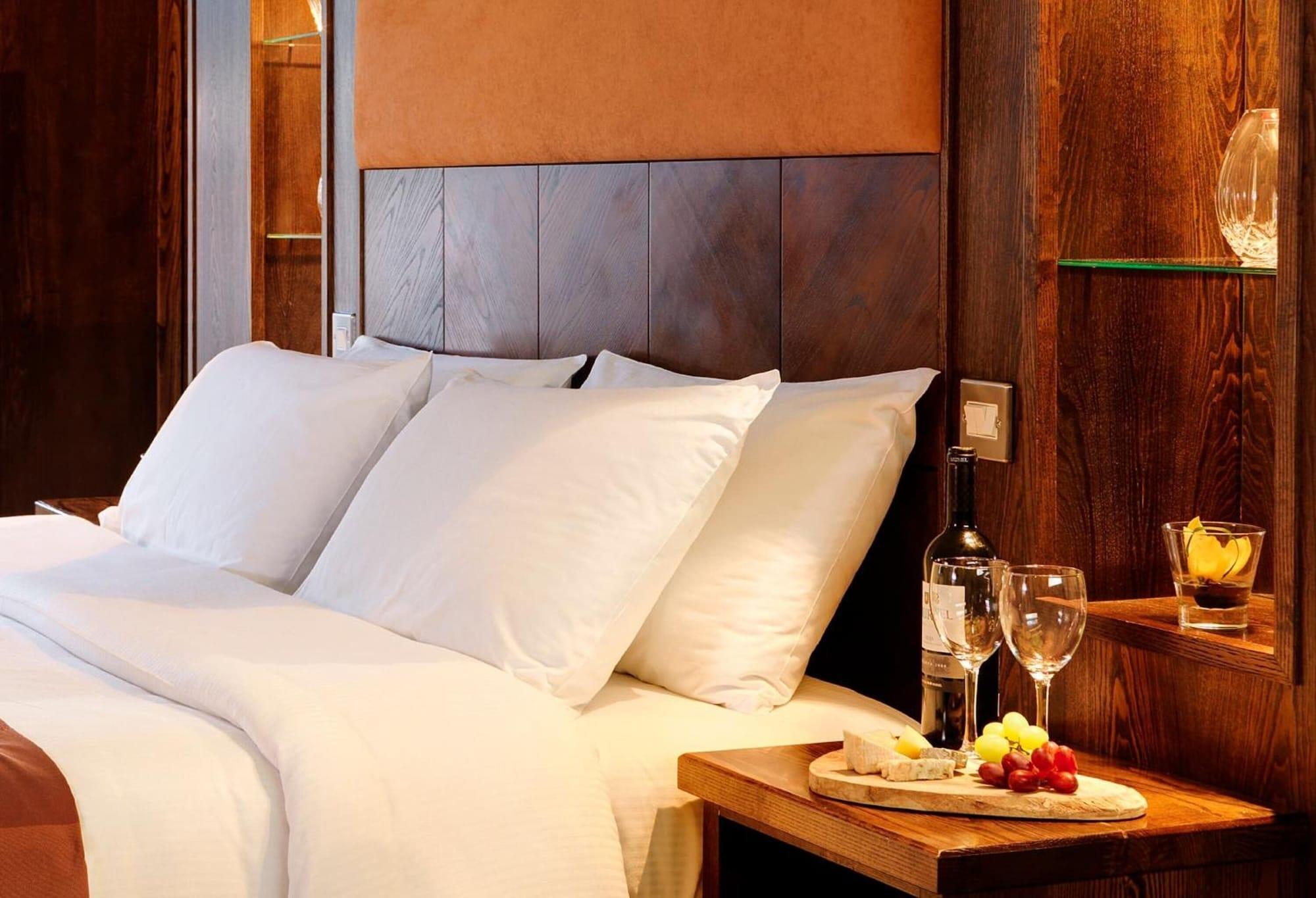 Cavan Crystal Hotel Екстериор снимка