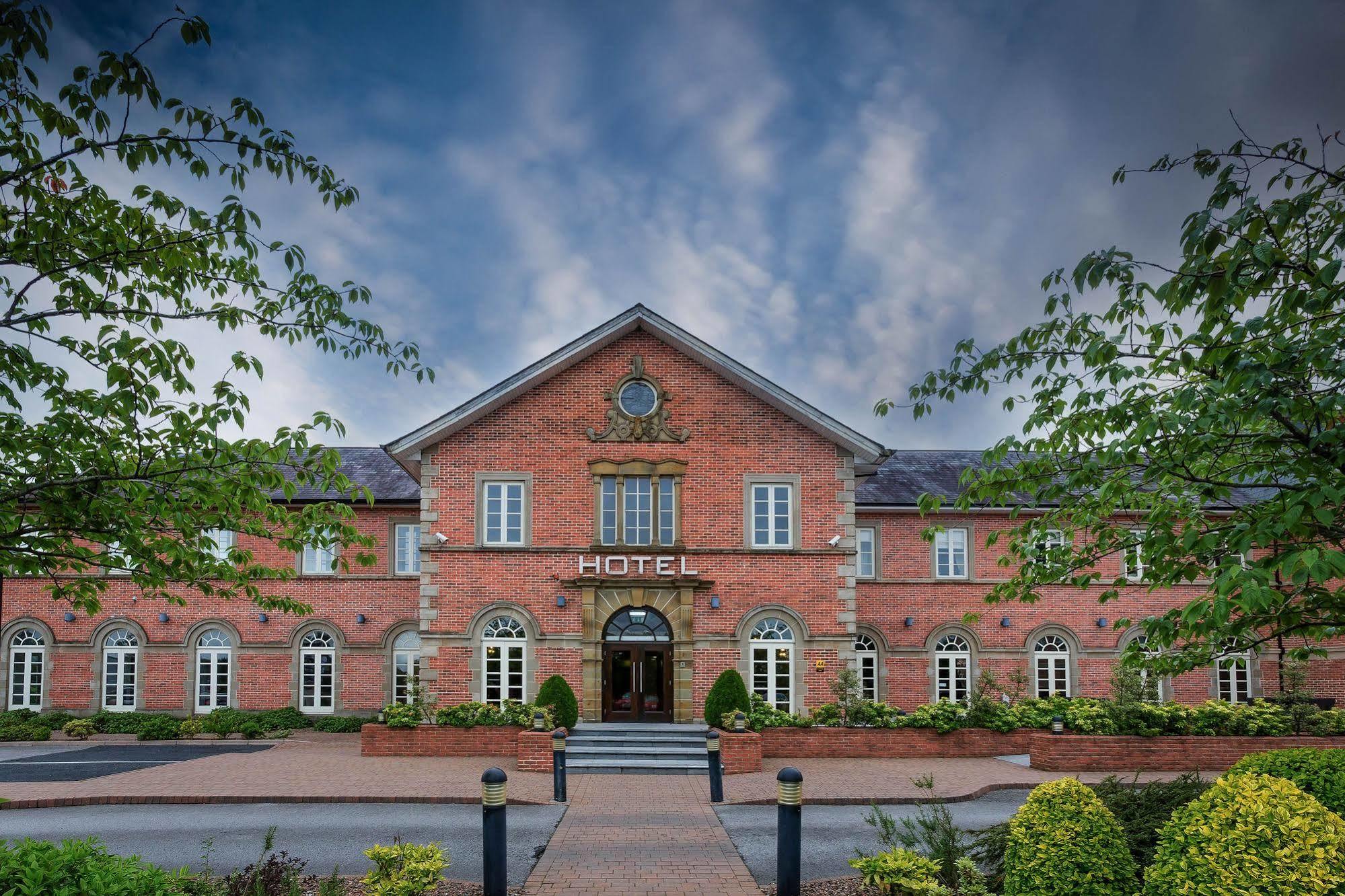 Cavan Crystal Hotel Екстериор снимка
